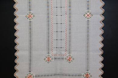 Embroidered Table Runner with 6 Napkins
